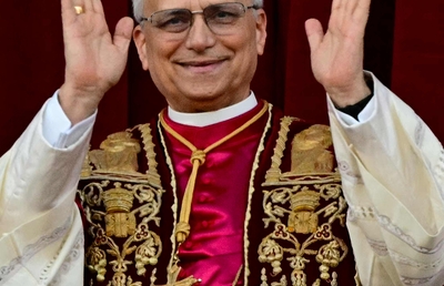 Download von www.picturedesk.com am 09.05.2025 (09:28). Newly elected Pope Leo XIV, Robert Prevost addresses the crowd on the main central loggia balcony of the St Peter's Basilica for the first time, after the cardinals ended the conclave, in The V